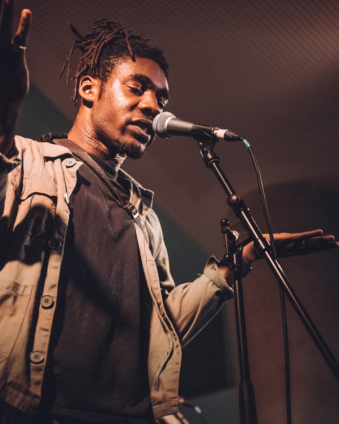 📸 by Giulia Spadafora | Soul Media A musician performing with a microphone